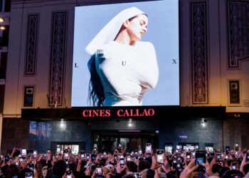 Rosalía presenta su disco 'Lux' en la plaza de Callao de Madrid.