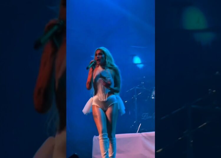 @ElenaRose la rompió en Bogotá , un show llenado de amor donde nos dejó enamorados a todos #bogota
