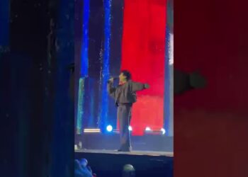 Com cerca de 3 horas de show, Djavan estreia turnê de 50 anos de carreira