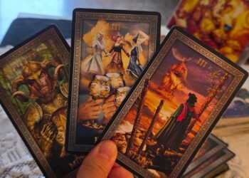 TIENE LA MORAL POR EL PISO, SIENTE DESPRECIO DE LO QUE ES #tarotgratis #amor