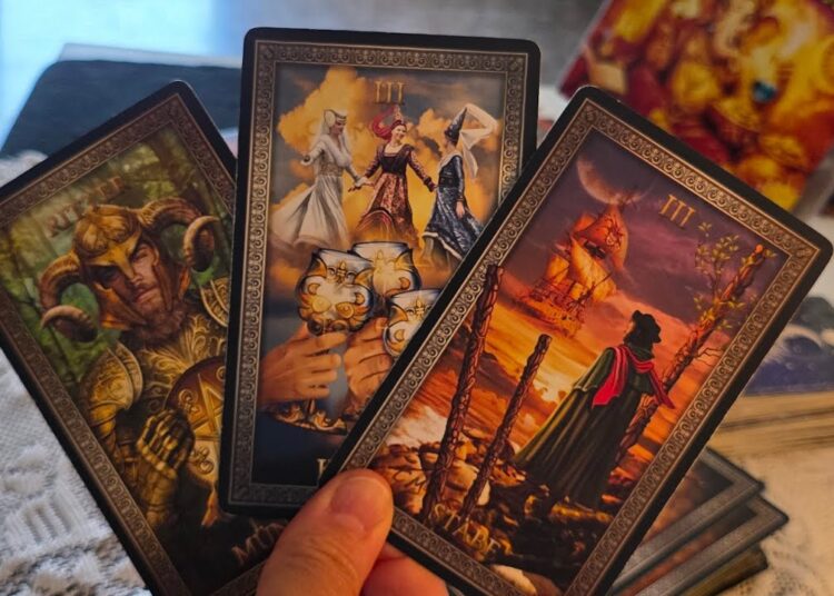 TIENE LA MORAL POR EL PISO, SIENTE DESPRECIO DE LO QUE ES #tarotgratis #amor