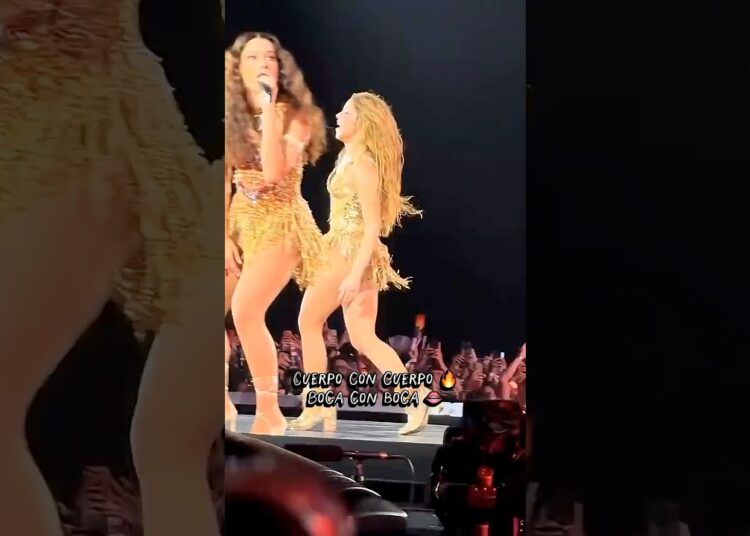 ¡Nadie esperaba este dúo! Shakira y Anitta rompen el escenario 🔥 #Shakira #Shorts