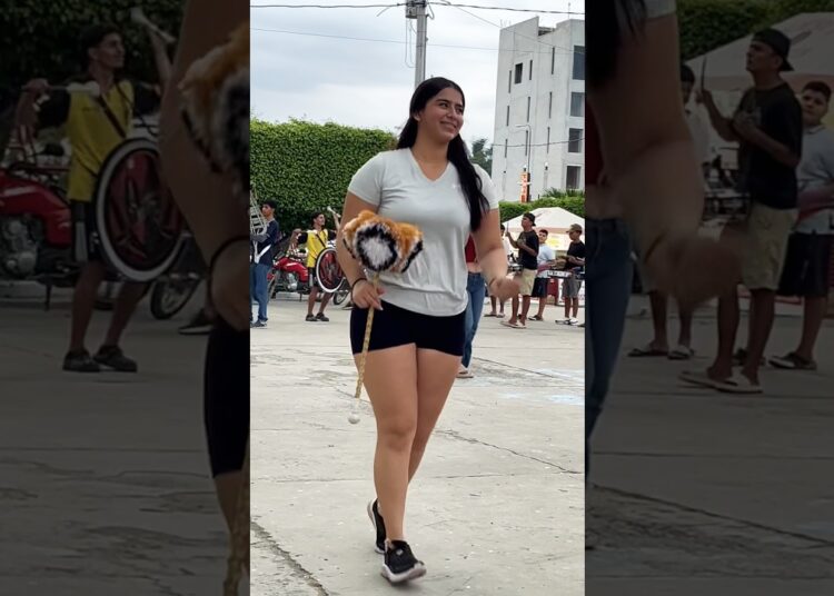 💕 Anahi Leading the Show ✳️ #desfile #baile #bastoneras