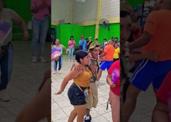 vean se activo chiquillo bailando con nathaly esta bonita #música🎶🎵👏#shorts #baile #show #viral
