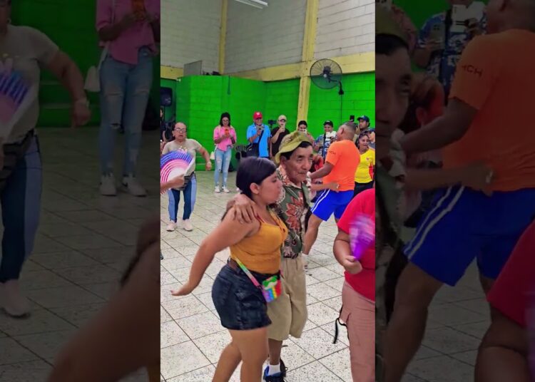vean se activo chiquillo bailando con nathaly esta bonita #música🎶🎵👏#shorts #baile #show #viral