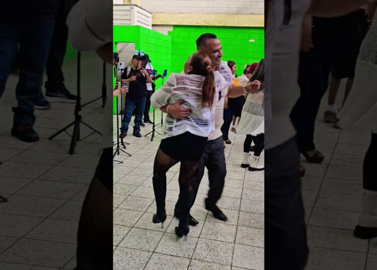 vean la famosa pipiripau se nos activo bailando con su bailarín🎵🎶👏#shorts #baile #music #show #viral