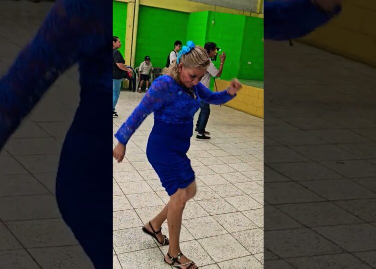 vean esta bailarina se activo bailando con sabor a níspero🎵 🎶👏#shorts #baile #music #show #viral