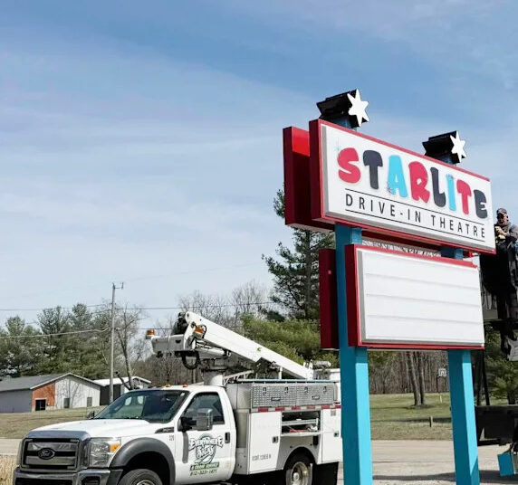 La nueva marquesina en el Starlite Drive-In Theatre al sur de Bloomington se instaló el viernes 21 de marzo de 2025.