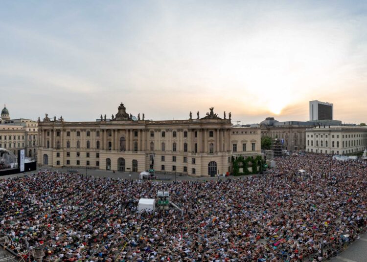 20.ª edición de la “Staatsoper für alle” los días 23 y 24 de mayo de 2026 en Bebelplatz. Retransmisión en directo de “Nabucco” y concierto al aire libre con Christian Thielemann y la Staatskapelle Berlin – entrada gratuita gracias a BMW.