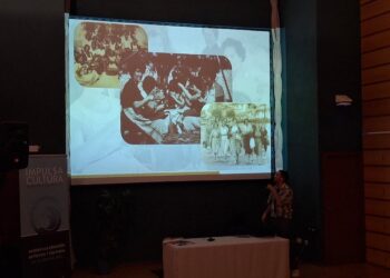 Manu Torres muestra fotografías antiguas de la faena de "estisorar"