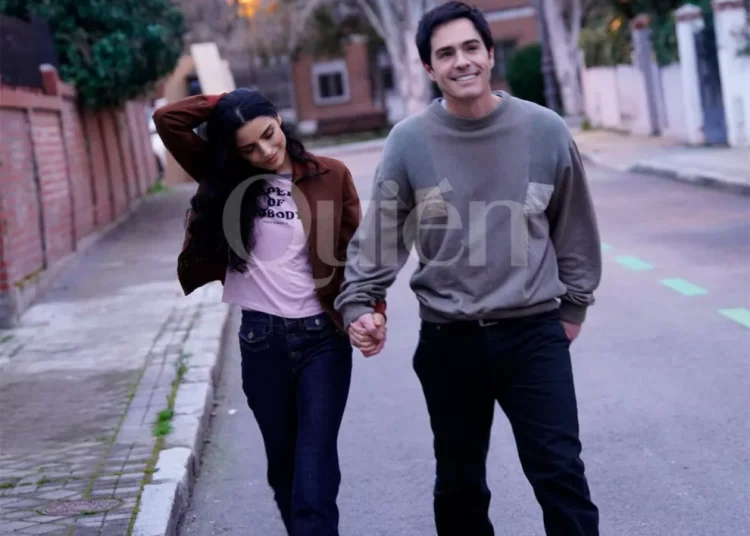Aislinn Derbez y Mauricio Ochman tomados de la mano en Madrid