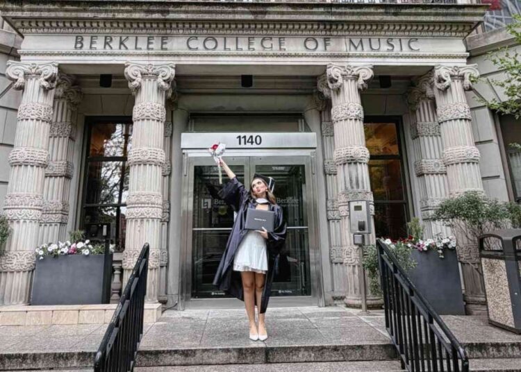 La cantante posó frente a Berklee College of Music tras cerrar una etapa marcada por estudios, música y perseverancia.