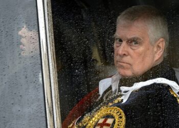 El ex duque de York sale de la Abadía de Westminster, Londres. Foto de Pensilvania. El crédito de la foto debe decir: Toby Melville/PA Wire