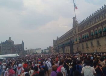 Armys llegan al Zócalo de CDMX para presenciar el saludo de los cantantes coreanos BTS