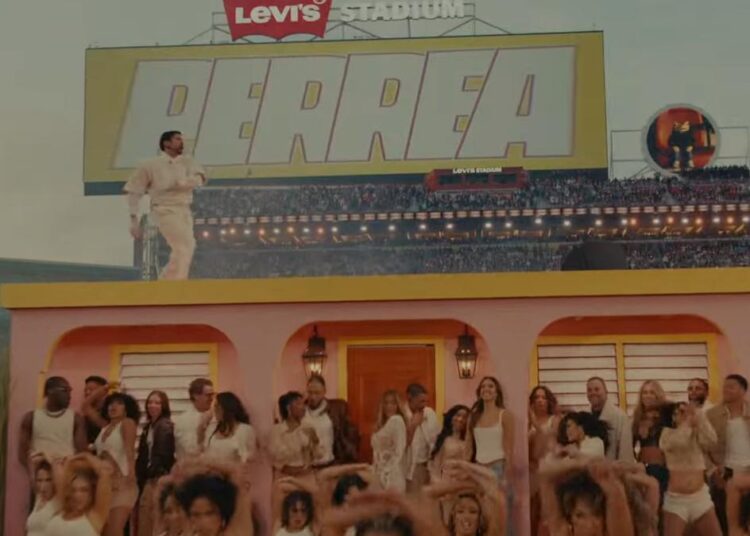 Bad Bunny durante un momento de su show de la Super Bowl.