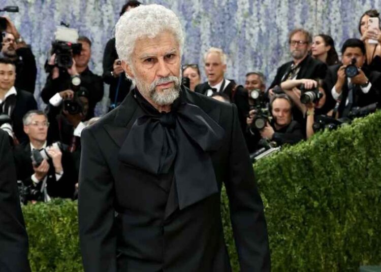 Bad Bunny impacta en la Met Gala caracterizado como anciano
