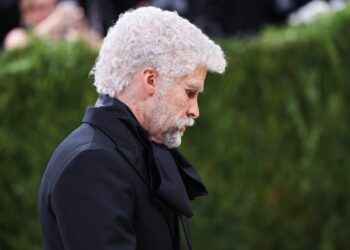 Bad Bunny vestido como un hombre anciano en la Met Gala 2026 EFE/EPA/SARAH YENESEL