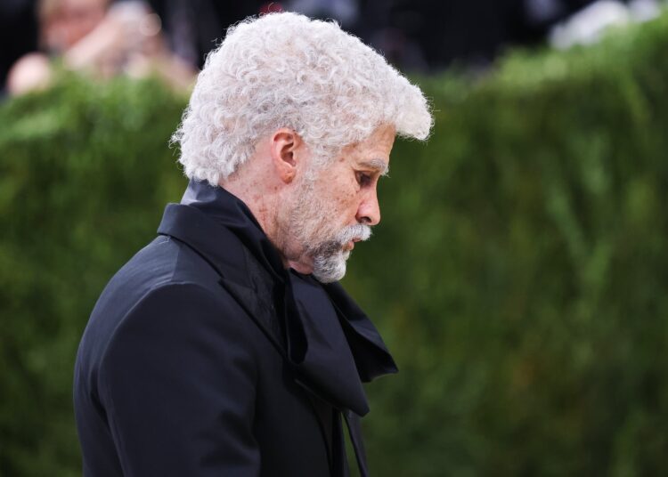 Bad Bunny vestido como un hombre anciano en la Met Gala 2026 EFE/EPA/SARAH YENESEL