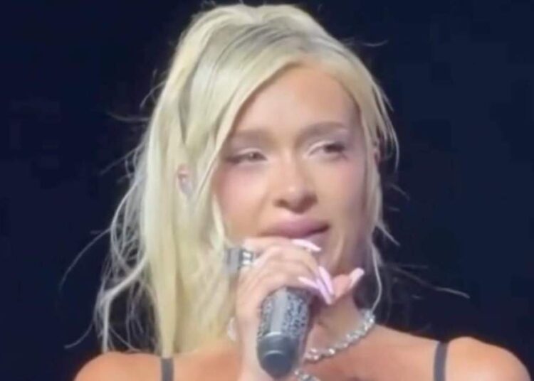 Bad Gyal preocupa a los fans llorando sobre el escenario y revela la dolorosa pérdida de dos familiares