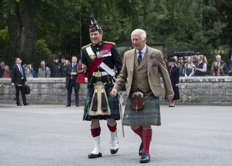 El Rey inspecciona la Compañía Balaklava, 5.º Batallón del Regimiento Real de Escocia, a las puertas de Balmoral (Jane Barlow/PA)