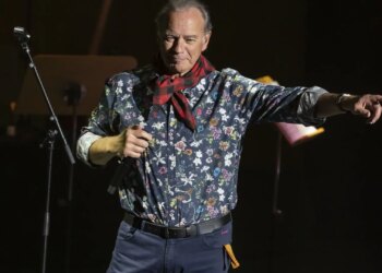 Bertín Osborne se entregó, en la Mozart, a un público entusiasta que gozó de su música y su carisma