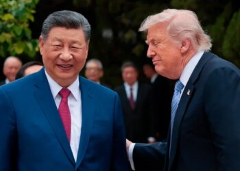 El presidente estadounidense, Donald Trump, habla con el presidente chino, Xi Jinping, al salir de una visita al jardín Zhongnanhai en Beijing, el viernes 15 de mayo de 2026.