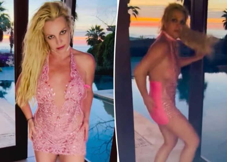 Britney Spears se da una palmada en el trasero y baila con un minivestido rosa intenso