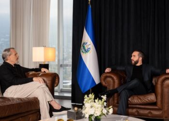 Bukele recibe a cantante Miguel Bosé, quien dice tuvo un encuentro esclarecedor