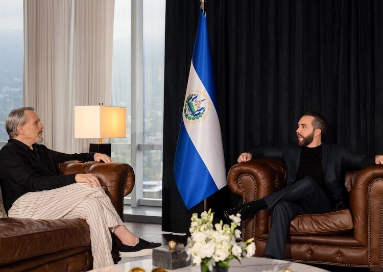 Bukele recibe a cantante Miguel Bosé, quien dice tuvo un encuentro esclarecedor