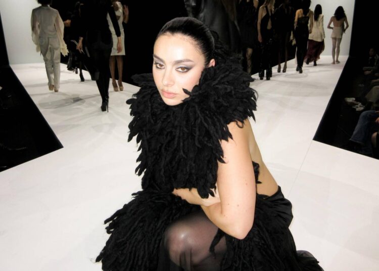 Charli XCX comparte 'Playboy Bunny', la cara B punky del nuevo sencillo 'SS26'