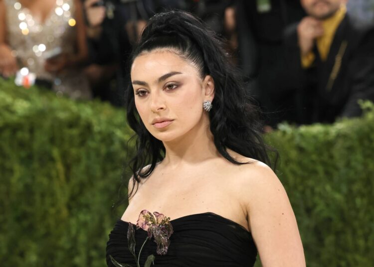 Charli XCX comparte una nueva y pensativa cara B 'I Keep On Thinking Bout You Every Single Day And Night'