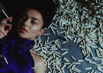 Charli XCX comparte video de la nueva canción 'Rock Music'
