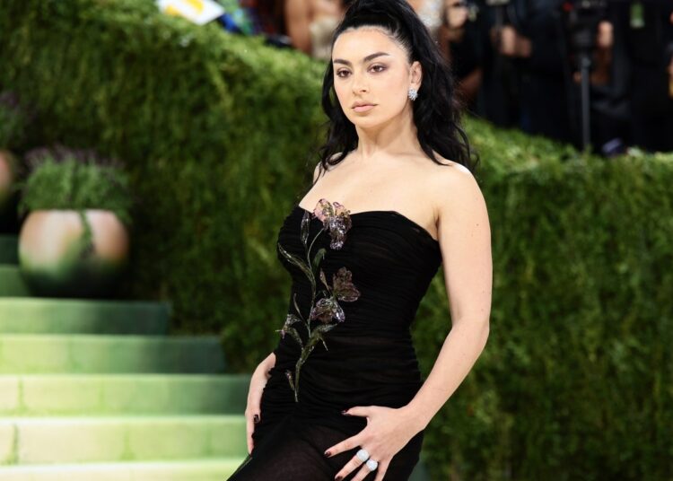 Charli XCX está de regreso con nuevo sencillo "Rock Music"
