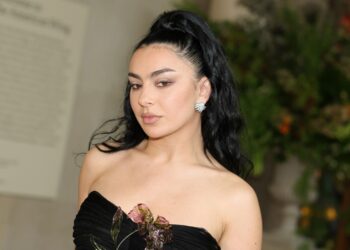 Charli XCX va detrás de escena del video musical 'Rock Music'
