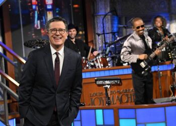 Cómo valió la pena el regalo de Stephen Colbert por parte de Jimmy Kimmel y Jimmy Fallon