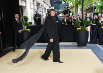Connor Storrie luce un elegante conjunto totalmente negro en su debut en la Met Gala