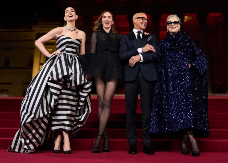 Anne Hathaway, Emily Blunt, Stanley Tucci y Meryl Streep en la sesión fotográfica de The Devil Wears Prada 2 en abril. Foto: Invisión/AP