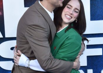 Billie Eilish y Nat Wolff en el estreno de Billie Eilish – Hit Me Hard and Soft: The Tour, en Los Ángeles el 6 de mayo. Foto: AFP