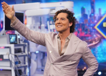 David Bisbal llora la muerte de su padre y anuncia Eternos, su nuevo disco: «Está cada mañana en mi corazón»