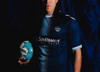 El actor Cristo Fernández firma con el equipo de futbol El Paso Locomotive FC del USL Championship
