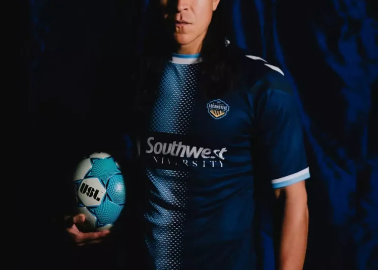 El actor Cristo Fernández firma con el equipo de futbol El Paso Locomotive FC del USL Championship