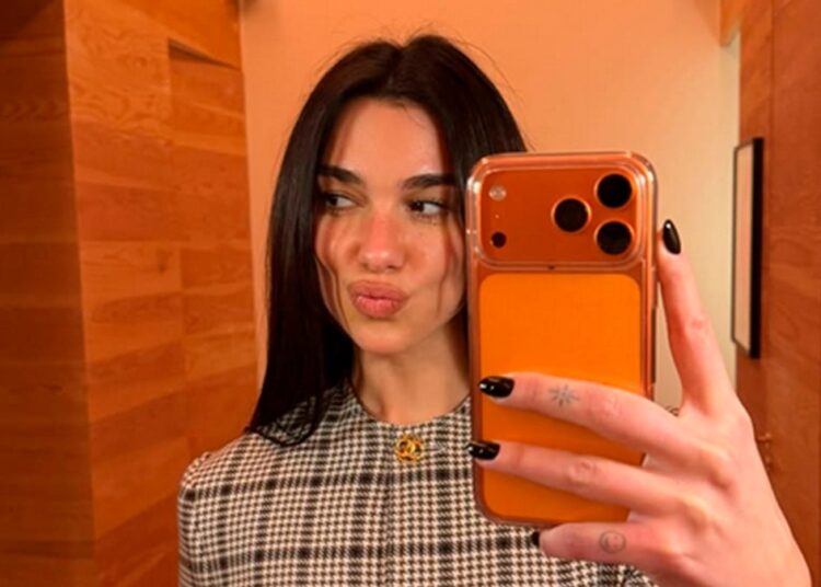 Dua Lipa demanda a Samsung por 15 millones de dólares por el uso no autorizado de su imagen