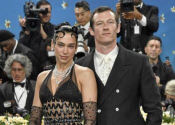 Dua Lipa y Callum Turner en la MET Gala del 2025