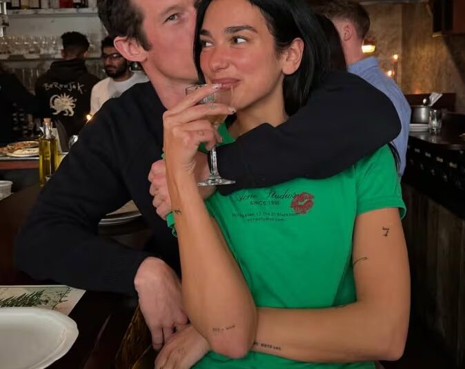 La boda se celebró ante un grupo reducido de amigos y familiares, siguiendo el perfil bajo que caracteriza a la pareja (Instagram)