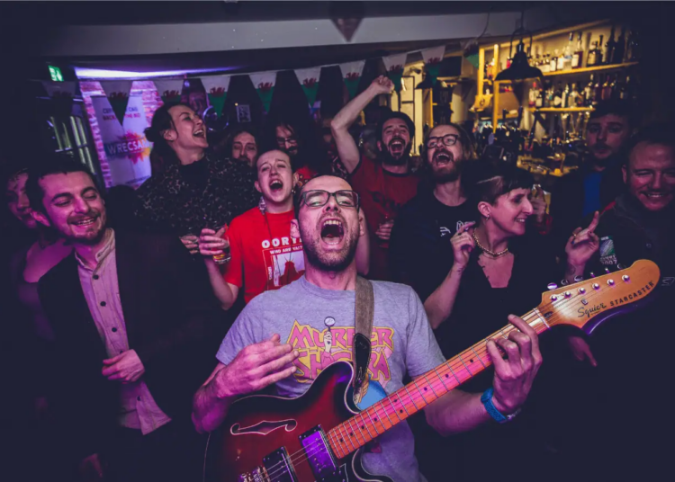 EN DULCE ARMONÍA: LA ESCENA MÚSICA DE WREXHAM SE UNE PARA RESPALDAR LA OFERTA DE CIUDAD DE LA CULTURA DEL REINO UNIDO 2029