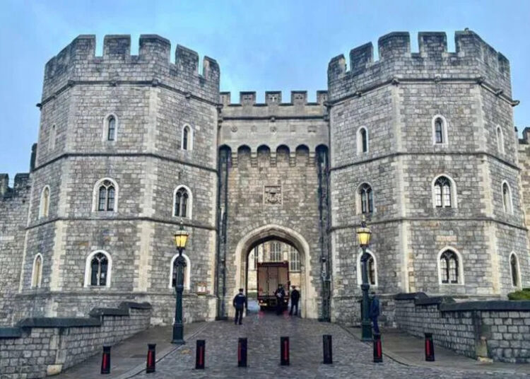 Policías armados supuestamente durmieron mientras estaban de servicio en el Castillo de Windsor.Mega