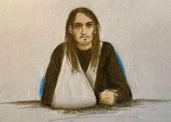 Boceto del artista de la corte realizado por Elizabeth Cook de Alex Jenkinson compareciendo en el Tribunal de Magistrados de Westminster, Londres, el 8 de mayo de 2026. Crédito: Alamy