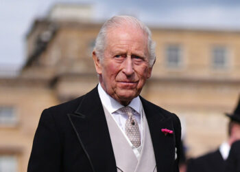 El rey Carlos en una fiesta en el jardín del Palacio de Buckingham