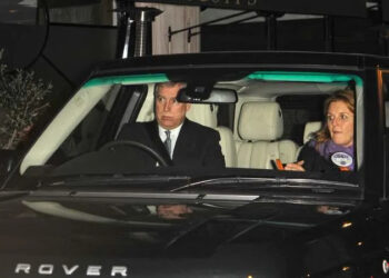 Andrew Mountbatten-Windsor y Sarah Ferguson abandonan el restaurante Scotts en 2013. Por: MEGA