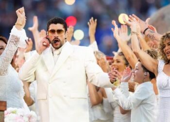 Bad Bunny optó por el blanco para actuar en la Super Bowl. 